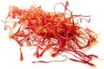 L’altopiano di Navelli, tra i massicci del Gran Sasso e del Sirente, è il cuore di una delle più interessanti produzioni tradizionali dell’Abruzzo. Ricavato dagli stimmi del Crocus sativus, lasciati interi ed essiccati, lo Zafferano dell’Aquila DOP (prodotto nei comuni di Navelli, Civitaretenga, Caporciano, San Pio delle Camere e Prata d’Ansidonia) è ritenuto unanimemente il migliore del mondo.