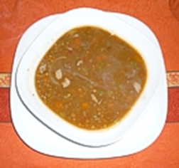 La Zuppa di lenticchie e cereali alla teramana è un piatto tradizionale della cucina della provincia di Teramo, ricco di sapori genuini e ingredienti locali. Gli ingredienti principali sono le lenticchie, una varietà autoctona che si distingue per il suo gusto ricco e la consistenza morbida. Le lenticchie sono la base del piatto, fornendo un apporto di proteine e fibre, perfetto per i piatti invernali. Accanto alle lenticchie, un altro ingrediente fondamentale sono i cereali, in particolare i cereali e l'orzo. Questi cereali, tipici della zona montuosa di Teramo, arricchiscono la zuppa con una consistenza che bilancia perfettamente la morbidezza delle lenticchie. Il cereale è molto apprezzato per il suo sapore rustico e la sua capacità di assorbire i liquidi senza perdere la forma. Il terzo ingrediente indispensabile per preparare questa zuppa è l'olio extravergine di oliva, che conferisce un aroma ricco e un sapore pieno. L'olio extravergine di oliva della zona teramana è particolarmente pregiato, e la sua qualità si riflette nel gusto della zuppa. Inoltre, viene utilizzato per soffriggere il soffritto iniziale, che prepara la base del piatto. Infine, per insaporire e arricchire la zuppa, si utilizzano verdure fresche come cipolla, carote, sedano e pomodoro. Questi ingredienti, uniti a erbe aromatiche come rosmarino e salvia, danno alla zuppa un sapore autentico e profondo, che racchiude tutta la tradizione della cucina teramana. La cottura lenta permette a tutti gli ingredienti di amalgamarsi perfettamente, creando un piatto dal gusto avvolgente e confortante.